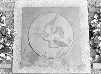 826623 Afbeelding van een reliëf met het symbool (een duif met een olijftak) van het Diakonessenhuis te Utrecht op het ...
